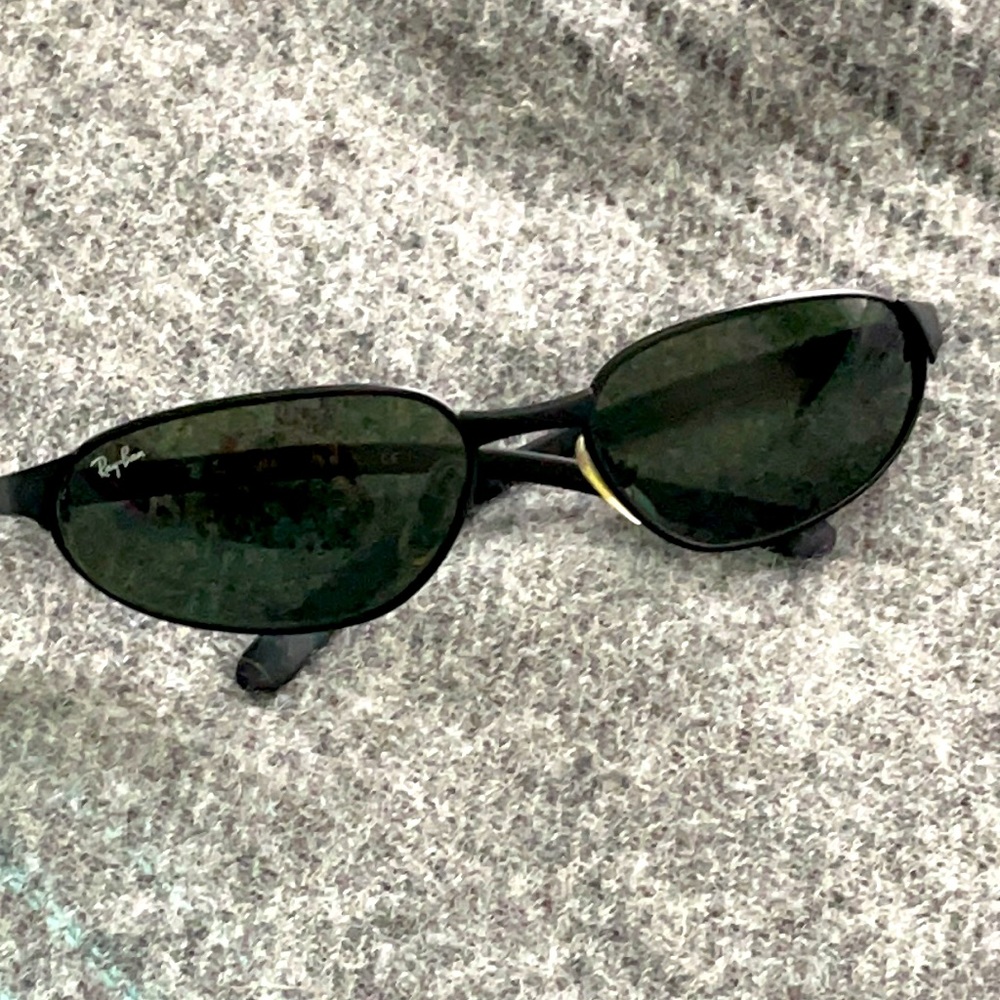 Vintage RAY-BAN Black Wrap Sunglasses RB3107